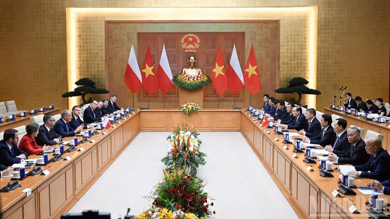 Reunión entre el primer ministro de Vietnam, Le Minh Hung, y su homólogo polaco, Donald Tusk, en ocasión de la visita de este último al país indochino del 24 al 26 de octubre. (Foto: Nhan Dan)