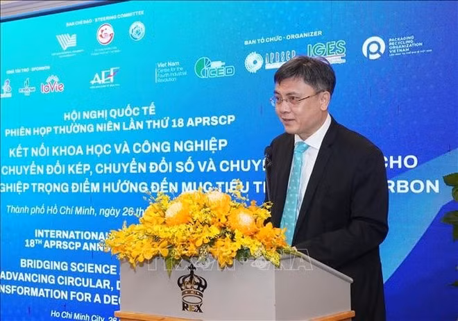 Nguyen Minh Tam, subdirector de la Universidad Nacional de Vietnam (campus de Ciudad Ho Chi Minh), interviene en la cita. (Foto: VNA)
