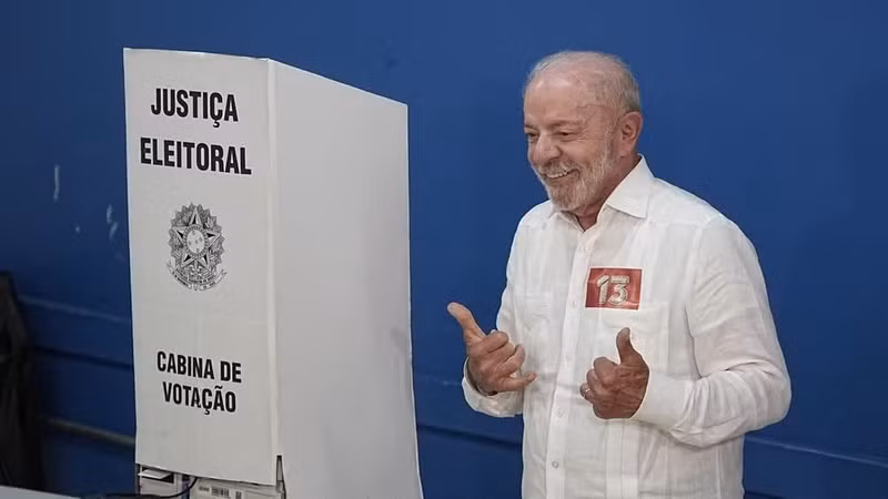 El presidente de Brasil, Luiz Inácio Lula da Silva, emite su voto en un centro de votación de São Bernardo do Campo, en el estado de São Paulo, el 25 de octubre de 2026. (Foto: Xinhua/VNA)