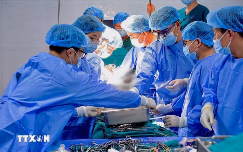 El Hospital Central de Hue realiza un trasplante de riñón utilizando la tecnología de conservación de órganos LifePort. (Foto: VNA)