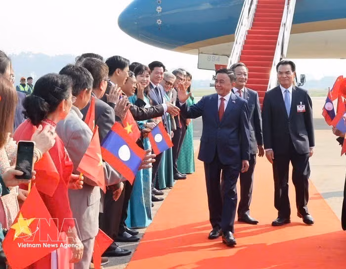 El miembro del Buró Político y permanente del Secretariado del Comité Central del Partido Comunista de Vietnam, Tran Cam Tu, llega a Laos para una visita oficial. (Foto: VNA)