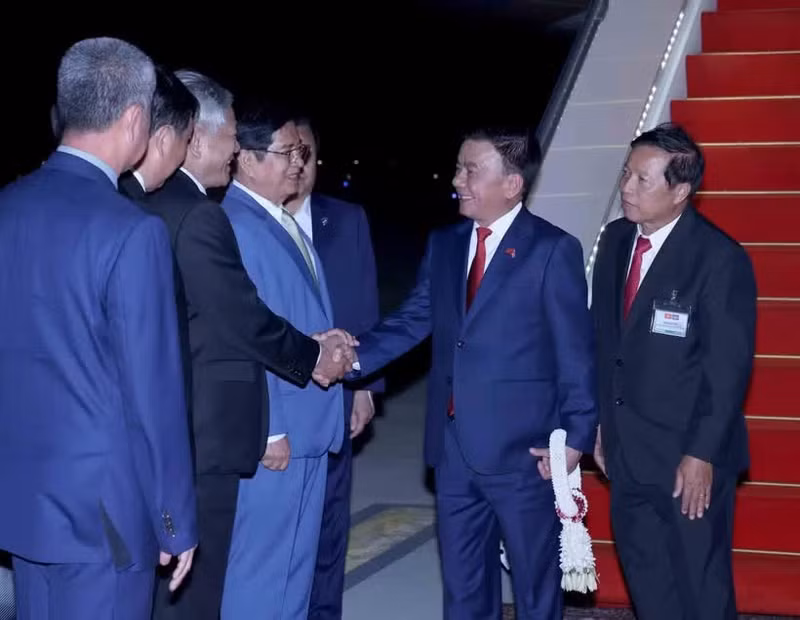 Funcionarios del Partido Popular de Camboya dan la bienvenida al miembro del Buró Político y permanente del Secretariado del Comité Central del Partido Comunista de Vietnam, Tran Cam Tu. (Foto: VNA)