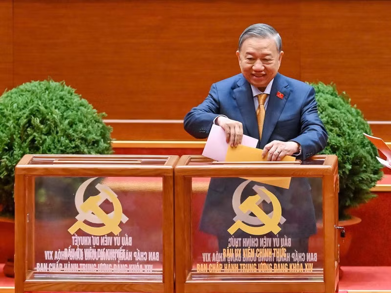 El secretario general del Partido Comunista de Vietnam, To Lam, deposita sus papeletas de votación de miembros oficiales y suplentes del Comité Central del Partido del XIV mandato.