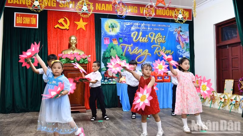 Una actuación artística de niños en la isla de Sinh Ton.