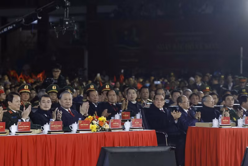 El secretario general del Partido, To Lam, junto con dirigentes y exdirigentes del Partido y del Estado, sigue el programa en Cao Bang.