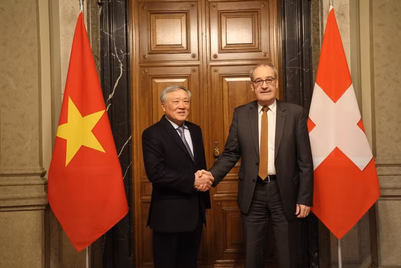 El viceprimer ministro permanente de Vietnam, Nguyen Hoa Binh (izquierda), y el presidente suizo, Guy Parmelin, se reúnen el 28 de enero en Berna. (Foto: VNA)