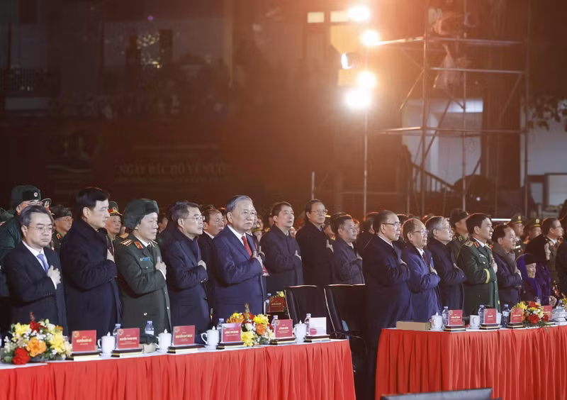 Los delegados en Cao Bang rinden homenaje al Presidente Ho Chi Minh.