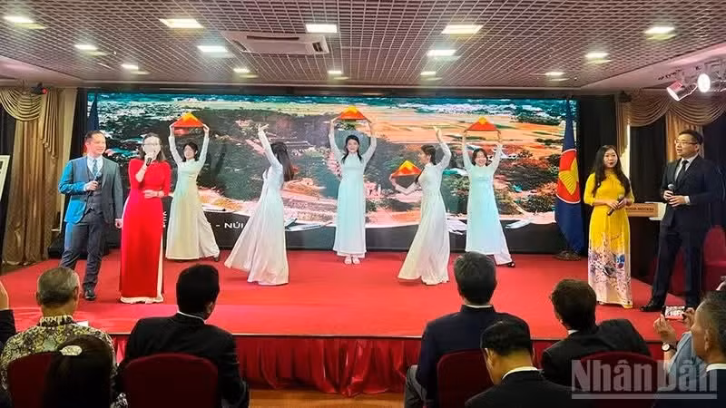 Una actuación artística en Rusia con motivo del 56º aniversario de la fundación de la Asean. (Foto: Thuy Van)