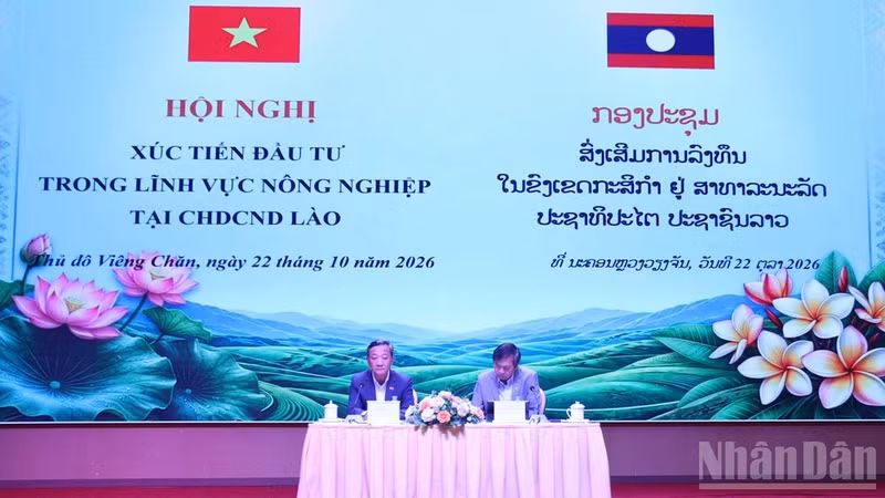 El embajador de Vietnam en Laos, Nguyen Minh Tam, y el viceministro de Agricultura y Medio Ambiente de Laos, Xaynakhon Inthavong, copresiden la cita. (Foto: Nhan Dan)
