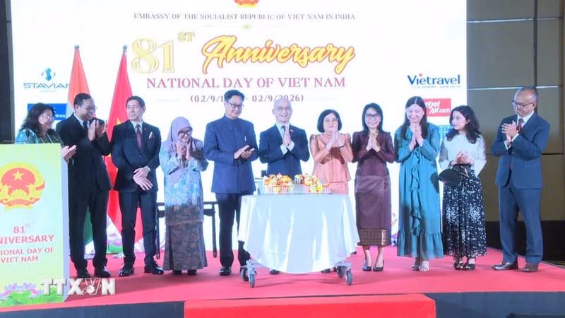 El embajador Trinh Minh Manh, el ministro Kiren Rijiju y los embajadores de los países de la Asean en la ceremonia. (Foto: VNA)