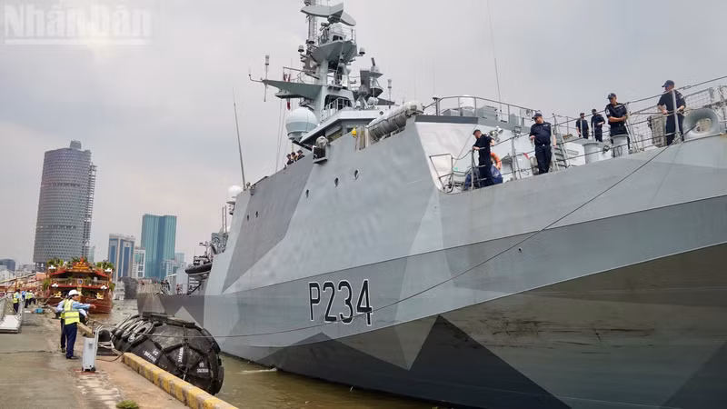 El HMS SPEY atraca en el puerto internacional de Nha Rong - Khanh Hoi. (Foto: Nhan Dan)