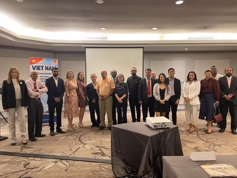 Delegados que asisten a la conferencia "Vietnam - Panamá: Potencial de exportación y oportunidades de cooperación empresarial" en Ciudad de Panamá. (Foto: VNA)