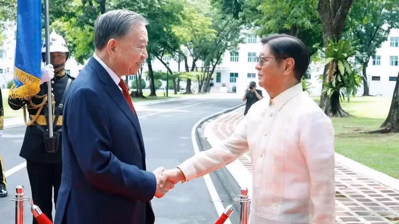 El presidente de Filipinas, Ferdinand Romualdez Marcos Jr. (derecha), recibe al secretario general del Partido Comunista y presidente de Vietnam, To Lam. (Foto: VNA)