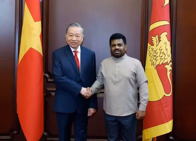 El presidente de Sri Lanka, Anura Kumara Dissanayake (derecha), recibe al secretario general del Partido Comunista y presidente de Vietnam, To Lam. (Foto: VNA)