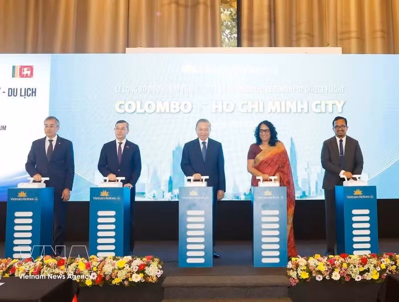 El secretario general del Partido Comunista y presidente de Vietnam, To Lam; la primera ministra de Sri Lanka, Harini Amarasuriya, y delegados participan en la ceremonia de inauguración de la ruta directa de Vietnam Airlines que conecta Colombo y Ciudad Ho Chi Minh. (Foto: VNA)