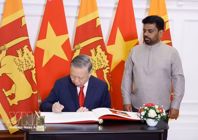 El secretario general del Partido Comunista y presidente de Vietnam, To Lam, firma el libro de visitas en Sri Lanka. (Foto: VNA)