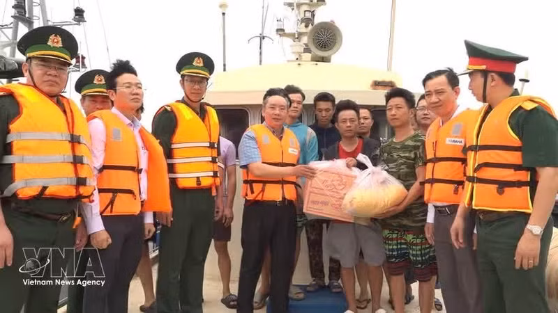 Autoridades de la ciudad costera de Hai Phong entregan suministros de asistencia humanitaria a pescadores extranjeros accidentados en las aguas de la zona especial de Bach Long Vi. (Foto: VNA)