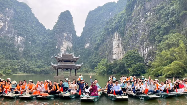 Los delegados dan un paseo fluvial por el Complejo Paisajístico de Trang An. (Foto: Nhan Dan)