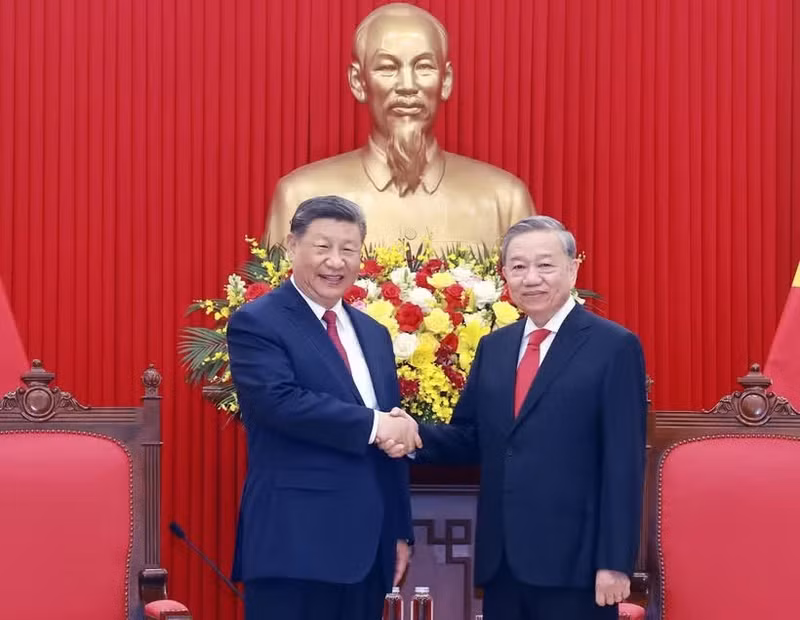 El secretario general del Partido Comunista de Vietnam, To Lam (derecha), sostiene una reunión a puerta cerrada con el secretario general del Partido Comunista de China y presidente del país, Xi Jinping, en abril de 2025, en Hanói. (Foto: VNA)