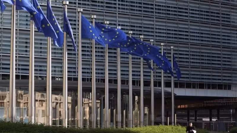 La bandera de la Unión Europea ondea en la sede de la Comisión Europea en Bruselas, capital de Bélgica. (Foto: Xinhua)
