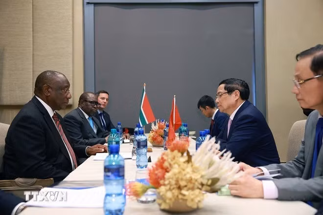 El primer ministro Pham Minh Chinh se reúne con el jefe de Estado sudafricano y presidente del G20 en 2025, Matamela Cyril Ramaphosa. (Foto: VNA)