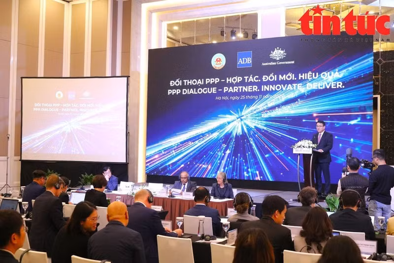 El viceministro de Finanzas vietnamita Tran Quoc Phuong habla en el coloquio. (Foto: VNA)