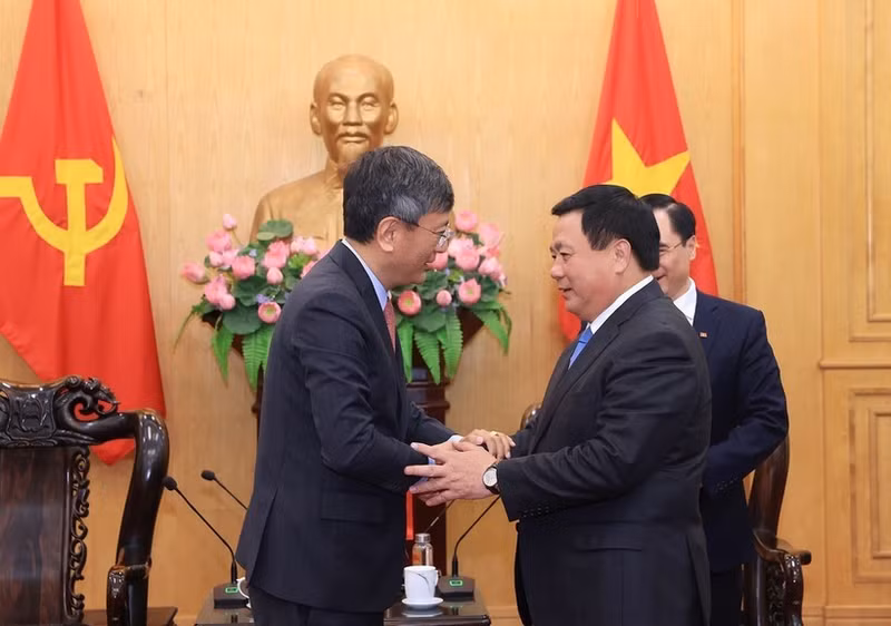 El presidente del Consejo Teórico Central y director de la Academia Nacional de Política Ho Chi Minh, Nguyen Xuan Thang, recibe al embajador de la India en Vietnam, Tshering W. Sherpa. (Foto: VNA)