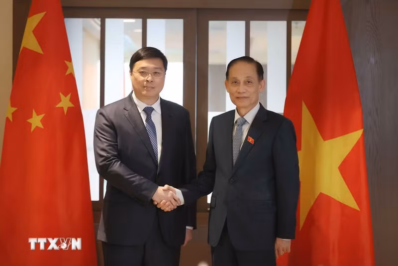 El ministro de Relaciones Exteriores de Vietnam, Le Hoai Trung (derecha), recibe a Wei Tao, presidente de la Región Autónoma Zhuang de Guangxi, de China. (Foto: VNA)