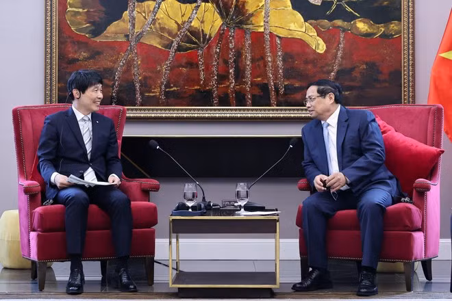 El primer ministro vietnamita, Pham Minh Chinh, recibe al al gobernador de la prefectura de Gunma, Yamamoto Ichita. (Foto: VNA)