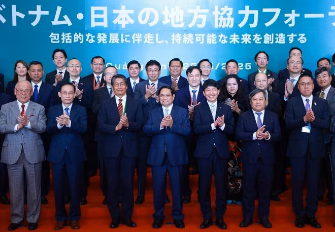 El primer ministro de Vietnam, Pham Minh Chinh, y representantes en el foro. (Foto: VNA)