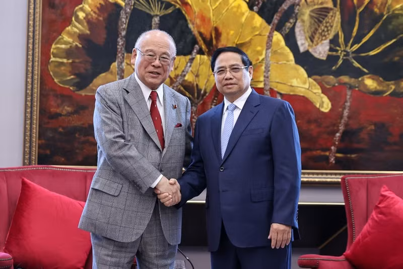 El primer ministro de Vietnam, Pham Minh Chinh, recibe al Asesor Especial de la Alianza de Parlamentarios de Amistad Japón-Vietnam, Takebe Tsutomu. (Foto: VNA)