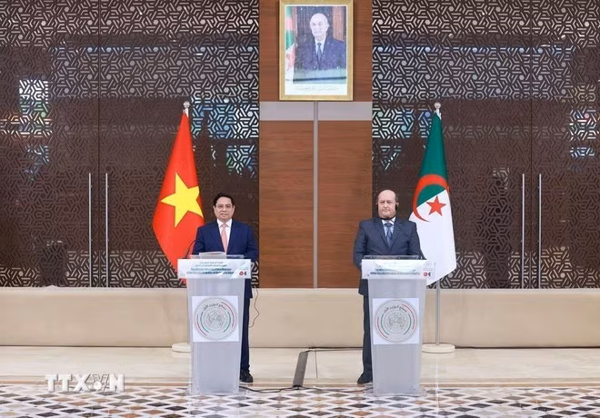 El primer ministro de Vietnam, Pham Minh Chinh, y su homólogo argelino, Sifi Ghrieb, se reúnen con la prensa de ambos países. (Foto: VNA)