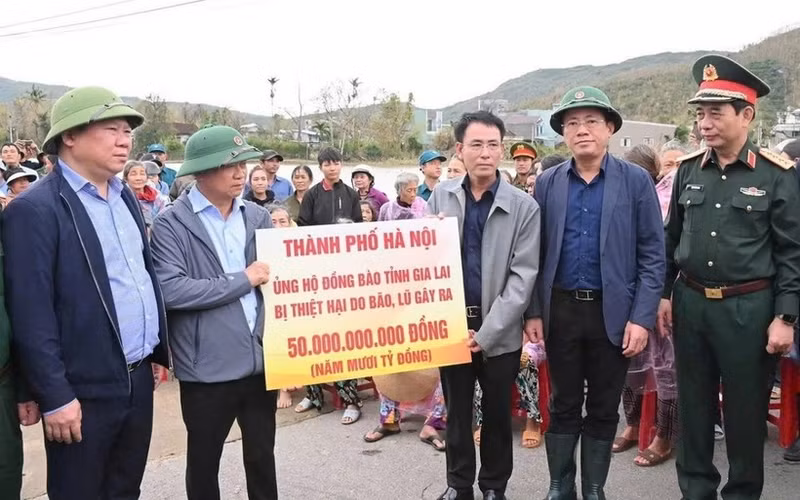 Representantes de Hanói entregan asistencia financiera de manera simbólica a la provincia de Gia Lai. (Foto: vov.vn)