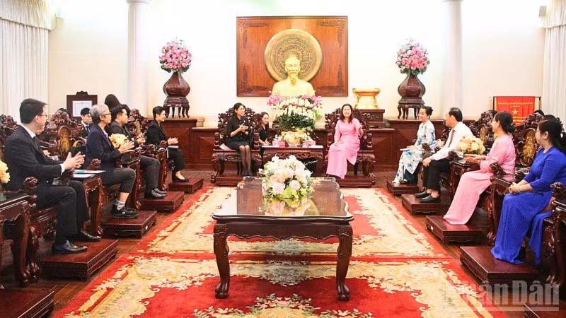 Escena de la reunión entre la embajadora de Tailandia en Vietnam, Urawadee Sriphiromya, y Nguyen Thi Ngoc Diep, vicepresidenta del Comité Popular de Can Tho. (Foto: Nhan Dan) 
