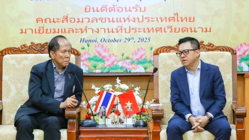 Le Quoc Minh, miembro del Comité Central del Partido Comunista de Vietnam, presidente-editor del periódico Nhan Dan (Pueblo), subjefe de la Comisión de Propaganda y Movilización de Masas del Comité Central del Partido, y presidente de la APV, en reunión con Nakorn Veerapravati, presidente de la Unión Nacional de Periodistas de Tailandia. (Foto: Son Hai)