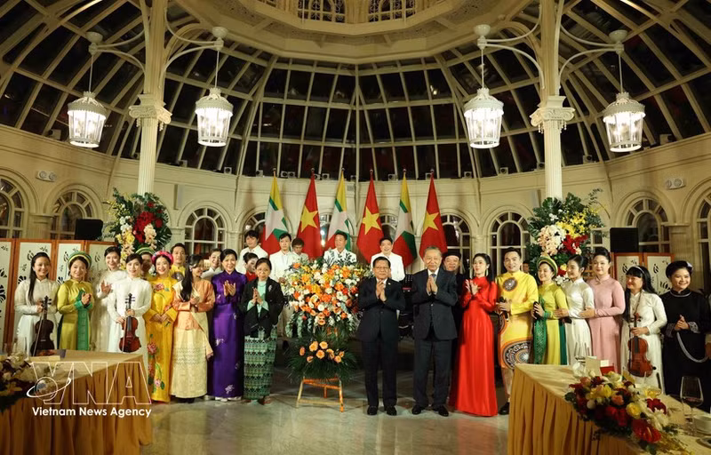 El secretario general del Partido Comunista y presidente de Vietnam, To Lam, y su esposa, Ngo Phuong Ly, junto al presidente de Myanmar, Min Aung Hlaing, y su esposa, Kyu Kyu Hla, se toman fotos con los artistas que actuaron en la recepción. (Foto: VNA)