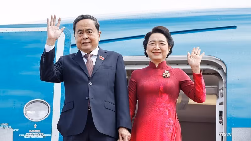 El presidente de la Asamblea Nacional de Vietnam, Tran Thanh Man, y su esposa, Nguyen Thi Thanh Nga, junto con una delegación vietnamita de alto nivel, llegan a Corea del Sur. (Foto: VNA)