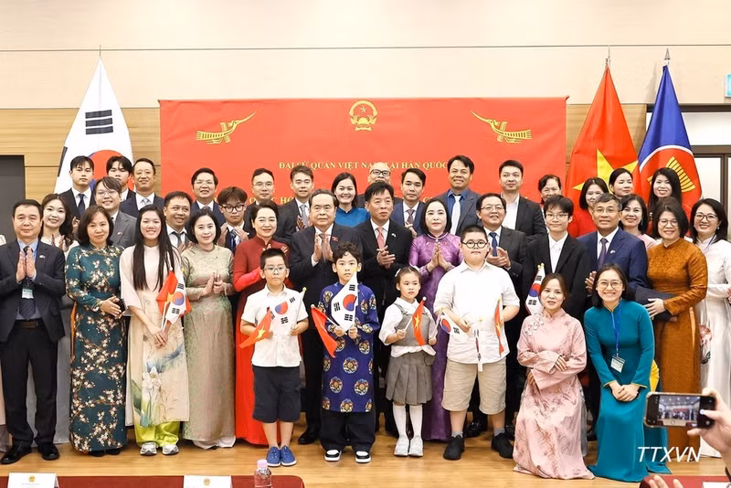 El presidente de la Asamblea Nacional de Vietnam, Tran Thanh Man, junto a compatriotas asentados en Corea del Sur. (Foto: VNA)