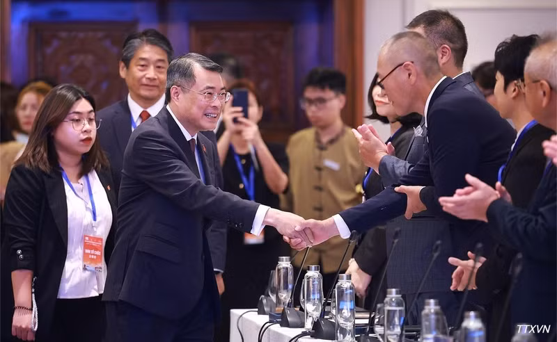 El primer ministro de Vietnam, Le Minh Hung, y ejecutivos de empresas japonesas que operan en el país.