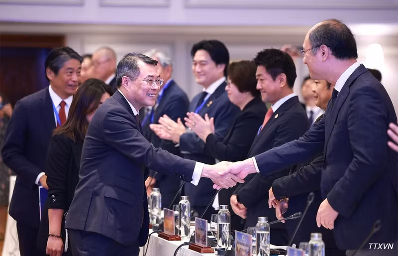 El primer ministro de Vietnam, Le Minh Hung, y ejecutivos de empresas japonesas que operan en el país.