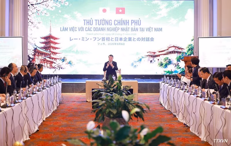 El primer ministro de Vietnam, Le Minh Hung, se reúne con ejecutivos de empresas japonesas que operan en el país.
