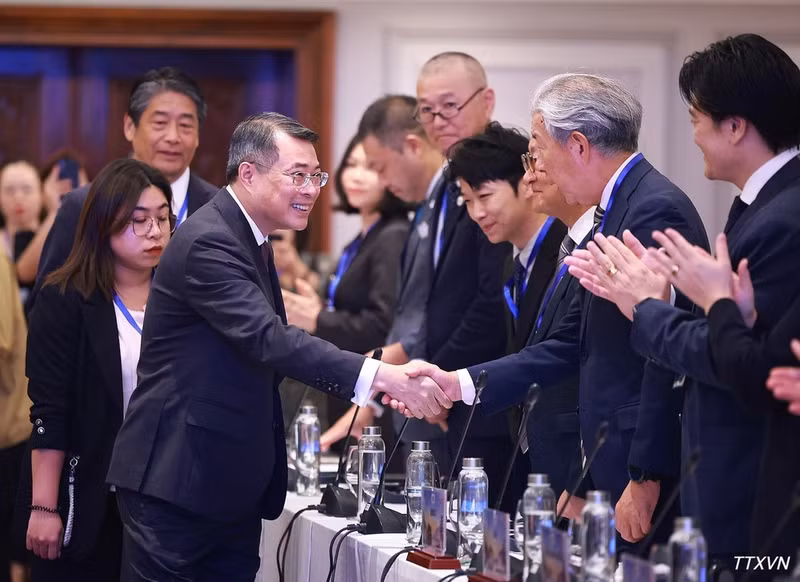 El primer ministro de Vietnam, Le Minh Hung, y ejecutivos de empresas japonesas que operan en el país.