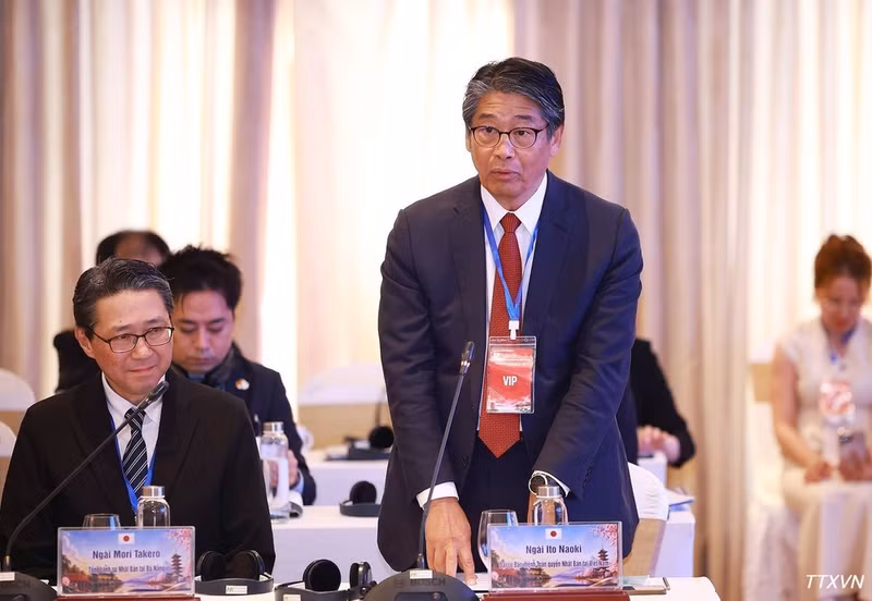 El embajador de Japón en Vietnam, Ito Naoki, habla en la sesión.