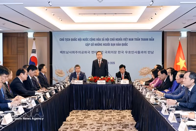 El presidente de la Asamblea Nacional de Vietnam, Tran Thanh Man, pronuncia un discurso en el encuentro. (Foto: VNA)