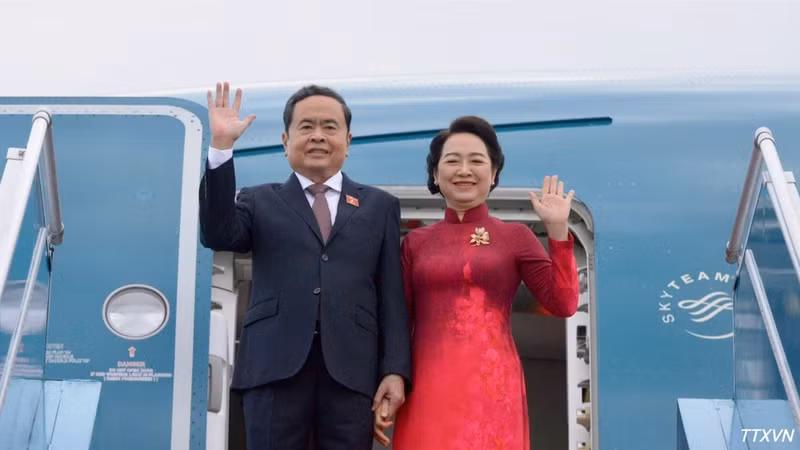 El presidente de la Asamblea Nacional de Vietnam, Tran Thanh Man, y su esposa, Nguyen Thi Thanh Nga, parten de Hanói para visitas oficiales a Corea del Sur y Mongolia. (Foto: VNA)
