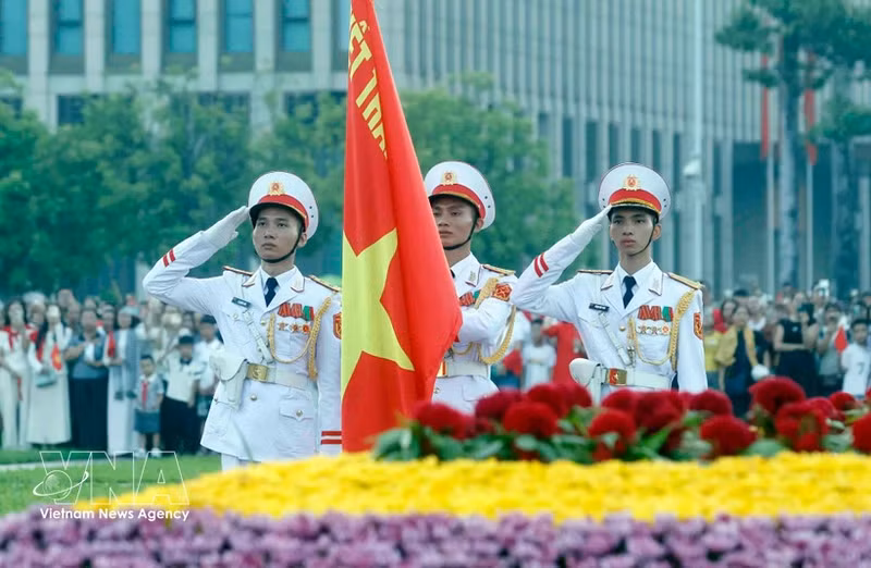 En la ceremonia de izamiento de la bandera para conmemorar el 81º aniversario de la Revolución de Agosto (19 de agosto) y el Día Nacional de Vietnam (2 de septiembre). (Foto: VNA)