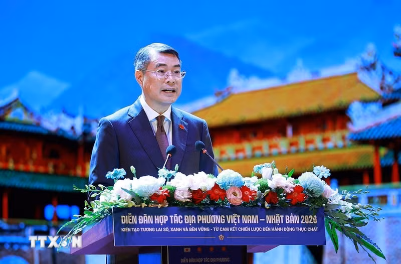 El primer ministro de Vietnam, Le Minh Hung, habla en el foro. (Foto: VNA)