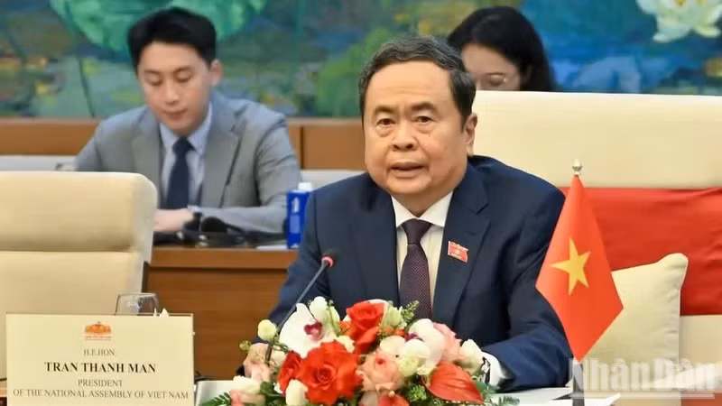 El presidente de la Asamblea Nacional de Vietnam, Tran Thanh Man, y su cónyuge, efectúan visitas oficiales a Corea del Sur y Mongolia del 6 al 11 de septiembre.