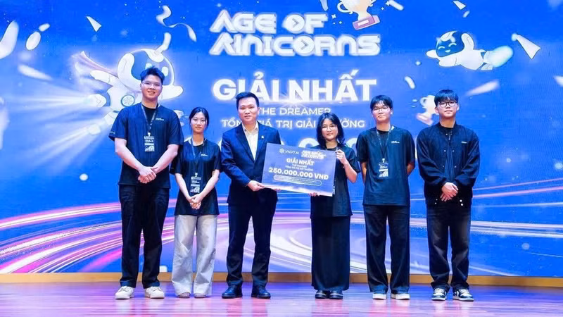 El equipo Quarter Zip, ganador del concurso AI Hackathon organizado por el Grupo de Correos y Telecomunicaciones de Vietnam, gracias al proyecto de asistente conversacional de inteligencia artificial Pine AI. (Foto: Nhan Dan)