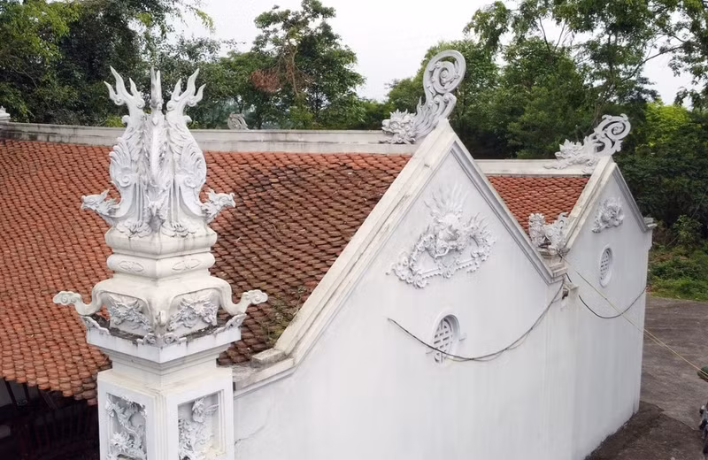 El antiguo templo está decorado con animales sagrados y símbolos estilizados de longevidad.